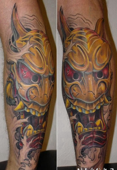 小腿上水花中的般若纹身图案