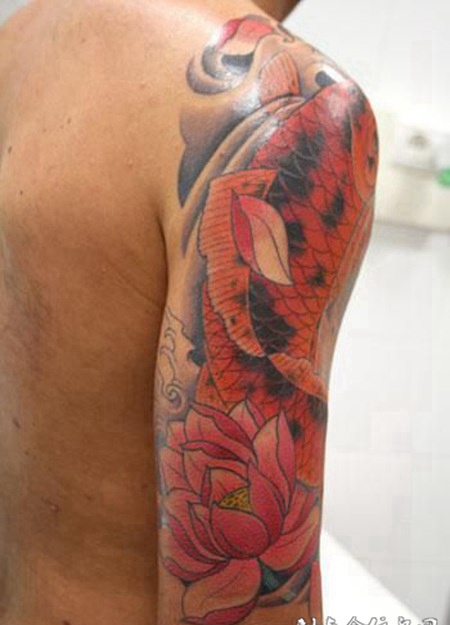 大臂上的莲花鲤鱼纹身图案
