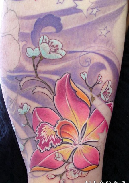 大臂上的水中木槿花纹身图案