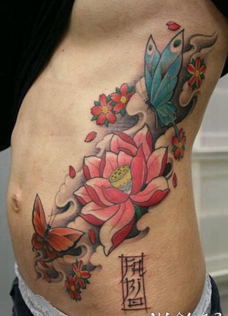 腰侧的莲花蝴蝶纹身图案