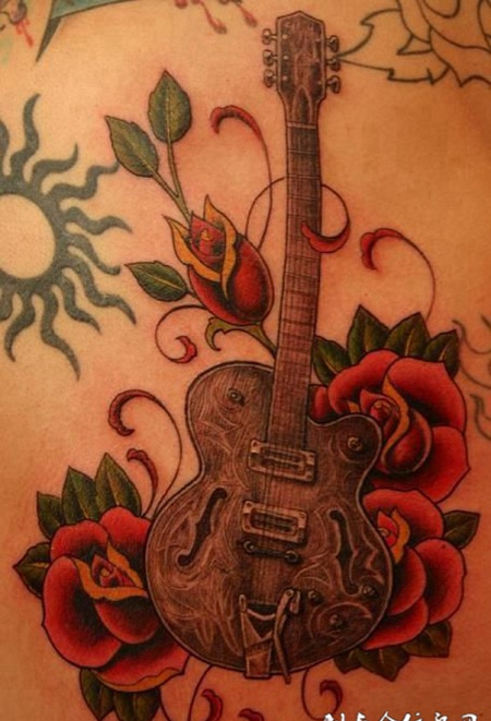 后背上吉他玫瑰花纹身图案