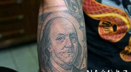 小臂上的光头帅哥纹身图案