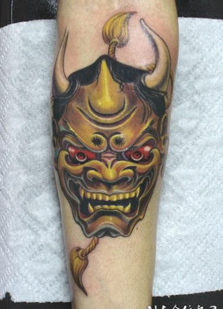 小臂上的独角般若纹身图案