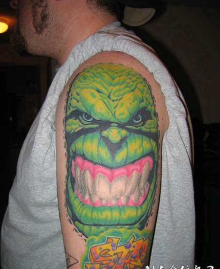 大臂上的绿巨人纹身图案