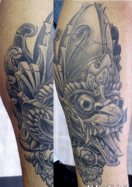 小腿上的雕塑纹身图案