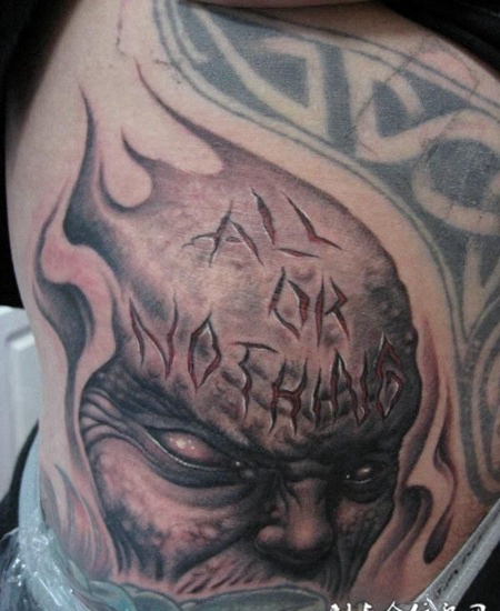 后腰上的恶魔纹身图案