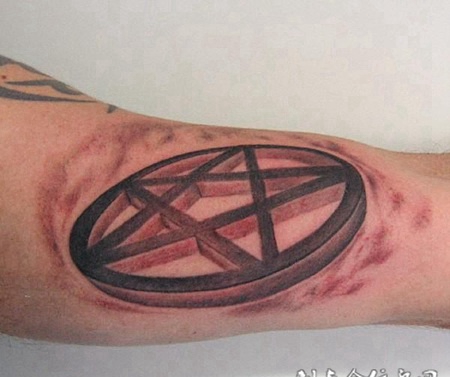 小臂上的五角星纹身图案