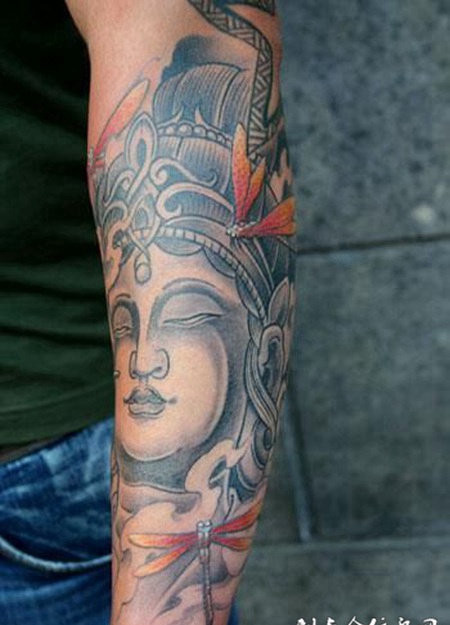 小臂上的佛像蜻蜓纹身图案