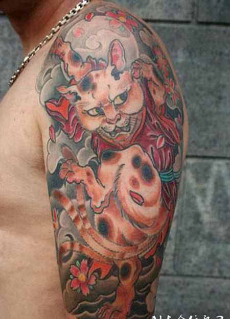 大臂上的招财猫纹身图案