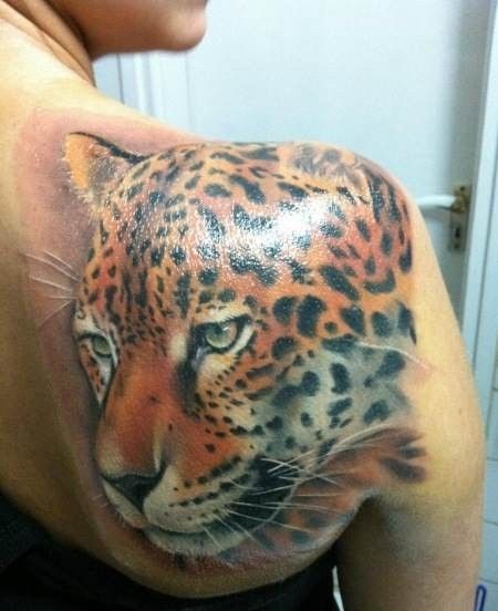 肩部个性猎豹头纹身图案