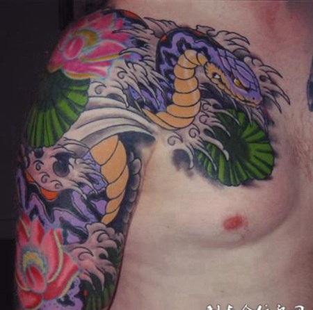 半胛莲花蜈蚣纹身图案