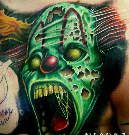 胸前的绿面小丑纹身图案