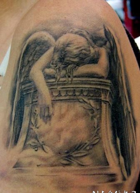 大臂上沉睡的天使纹身图案