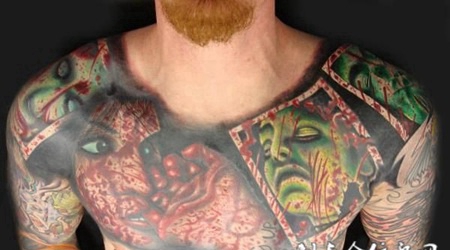 胸前带血的恶魔纹身图案