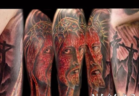 肩膀上的耶稣纹身图案