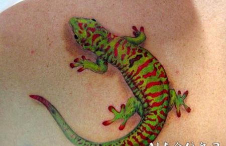 后背上的蜥蜴纹身图案