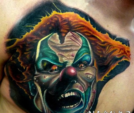 胸前的小丑纹身图案
