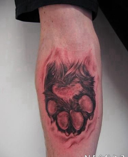 小臂上的狗爪子纹身图案