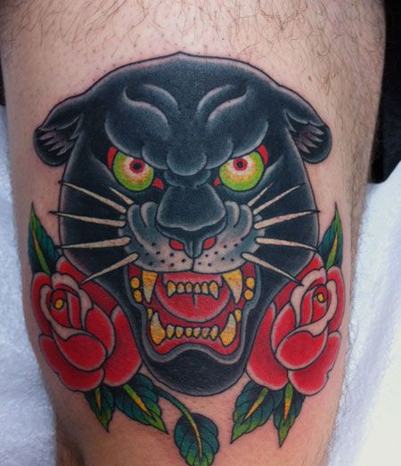 大腿黑色豹头玫瑰纹身图案