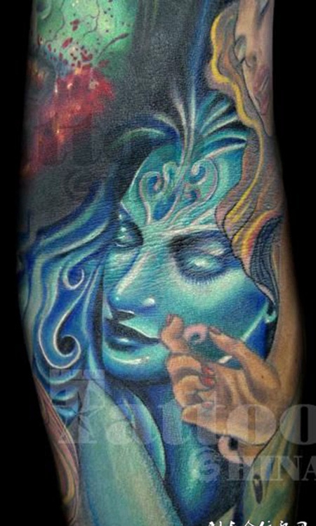 小臂上的美女恶魔纹身图案