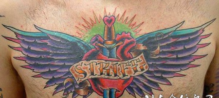 胸前插着匕首的心纹身图案