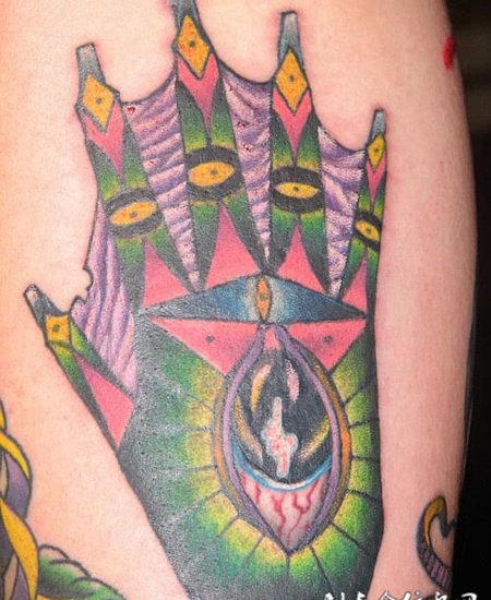 大臂上的蜘蛛手纹身图案