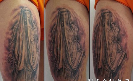 大臂上的耶稣纹身图案