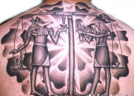 后背上的埃及祭祀的纹身图案