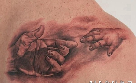 肩膀上的大手小手纹身图案