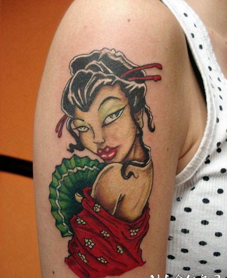 大臂上的艺妓纸扇纹身图案