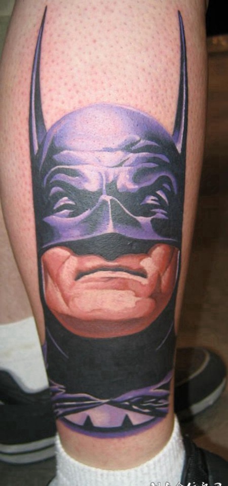 小腿上的超人头像纹身图案