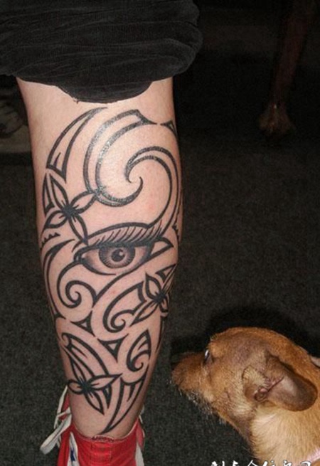 小腿上的图腾眼睛纹身图案