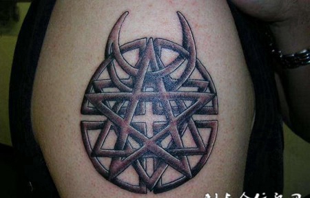 大臂上的五角星牛角纹身图案