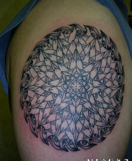 大臂上的花盘纹身图案