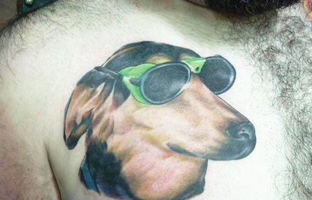 胸部带着墨镜的小狗纹身图案