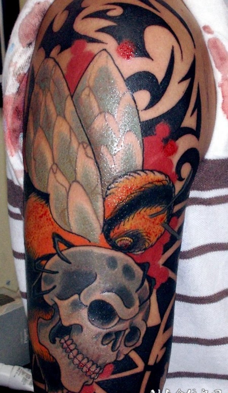 大臂上的骷髅飞蛾纹身图案