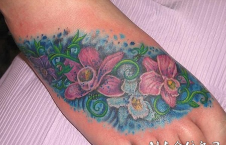 脚面上的百合花纹身图案