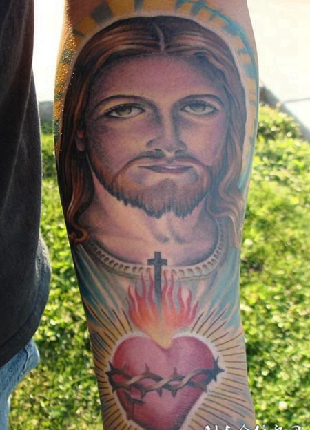 小臂上的耶稣心纹身图案
