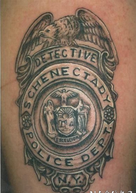 大臂上的老鹰与徽章纹身图案