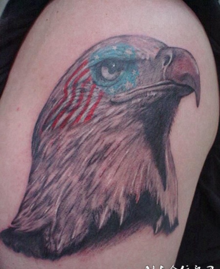 大臂上的老鹰头纹身图案