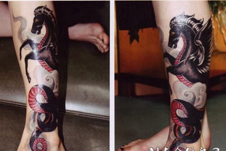 小腿上的马头鱼尾兽纹身图案