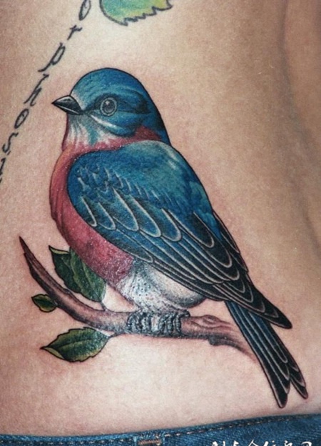 腰侧的小鸟纹身图案