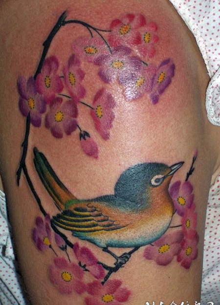 大臂上的桃花黄鹂纹身图案