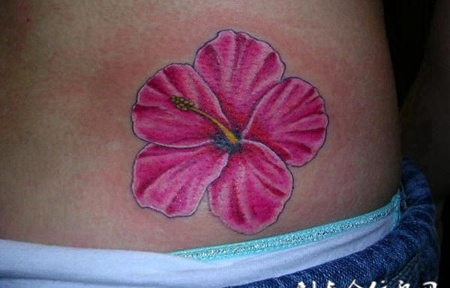 腰侧的紫色木槿花纹身图案