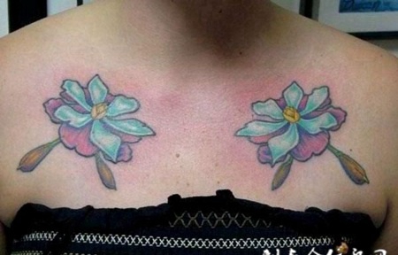 胸前的花朵纹身图案