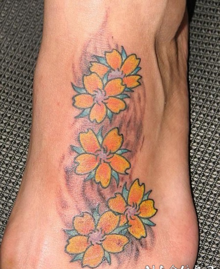 脚面上的花朵纹身图案
