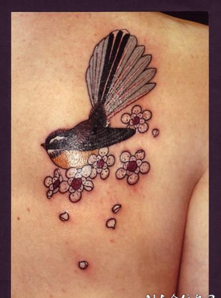 后背上的喜鹊小花纹身图案