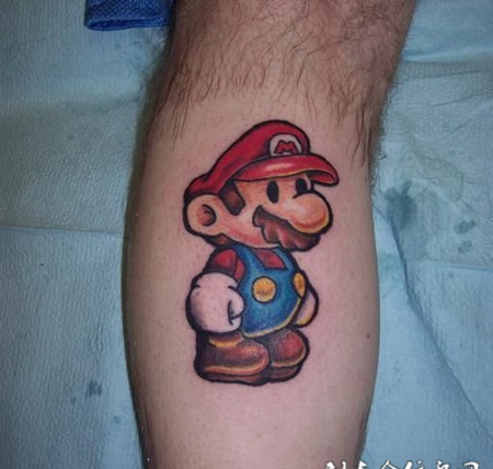 小腿上的卡通小人纹身图案