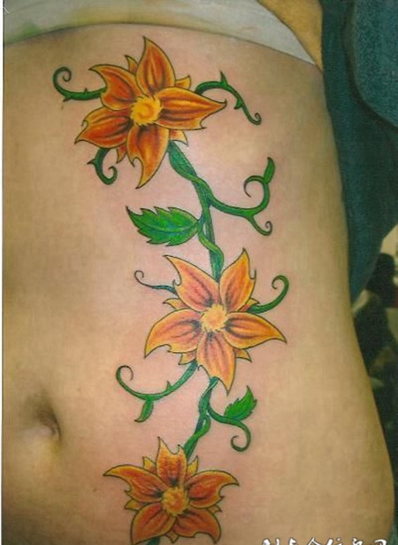 腰侧的百合花纹身图案