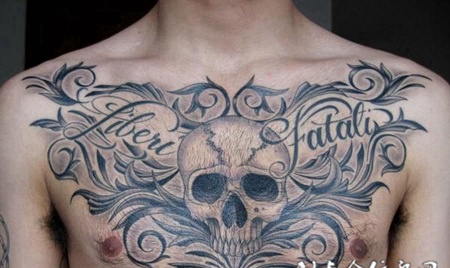 胸前的骷髅唐草纹身图案